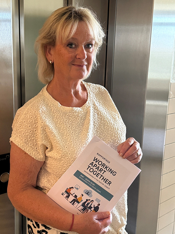 Annerie met boek Working Apart together